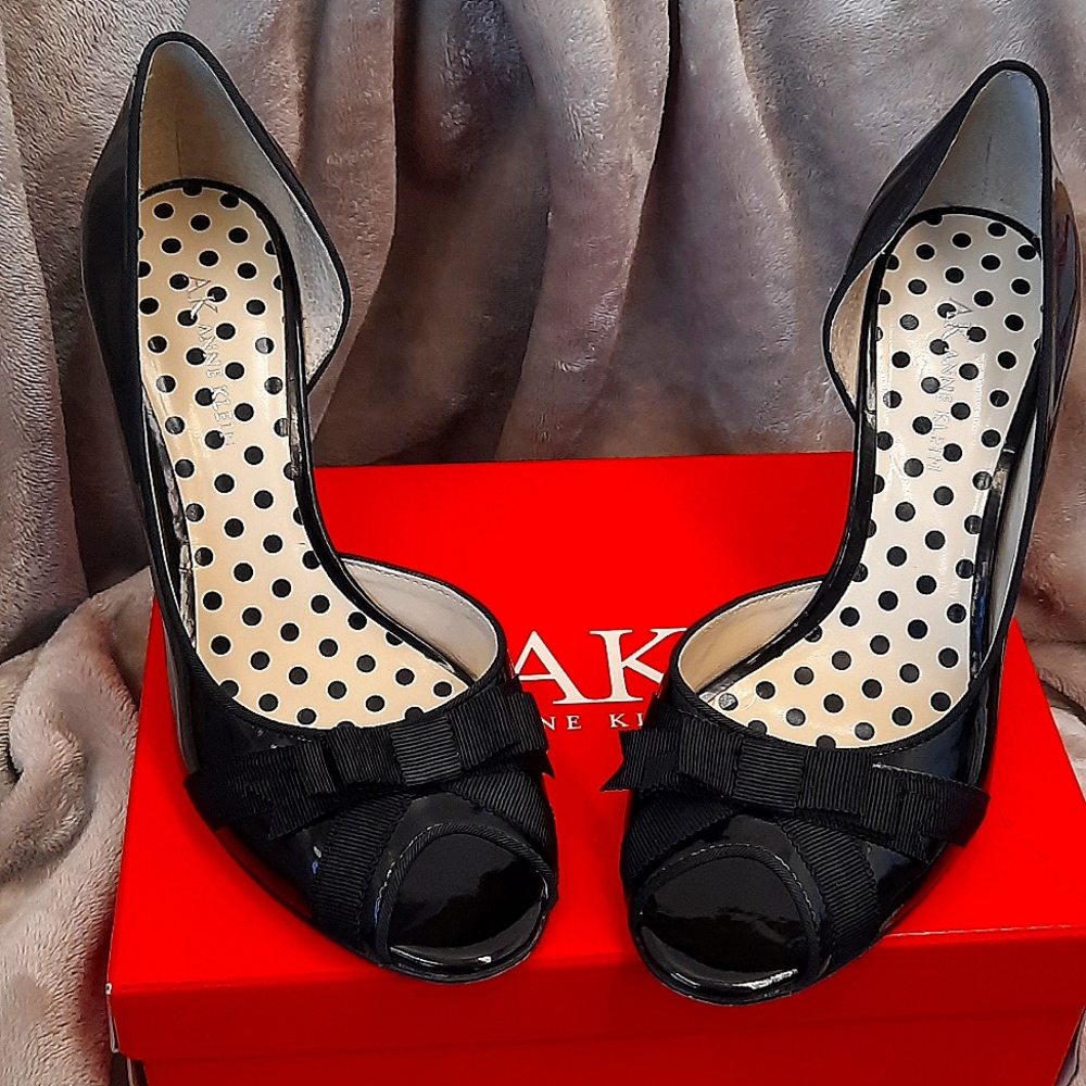 ANNE KLEIN BLACK PATENT HEELS SIZE 8.5